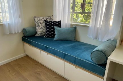 לא עוד ספת קטלוג: למה שווה להשקיע בפינת רביצה בתפירה אישית (Custom Made)?