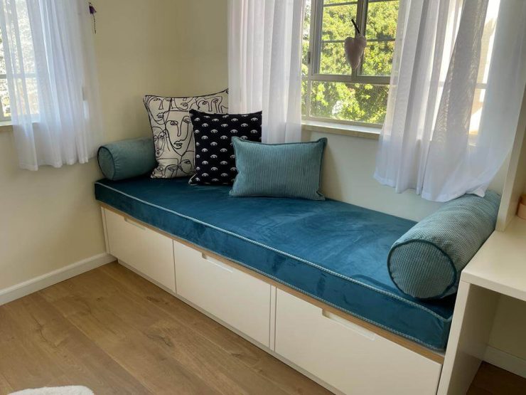 לא עוד ספת קטלוג: למה שווה להשקיע בפינת רביצה בתפירה אישית (Custom Made)?