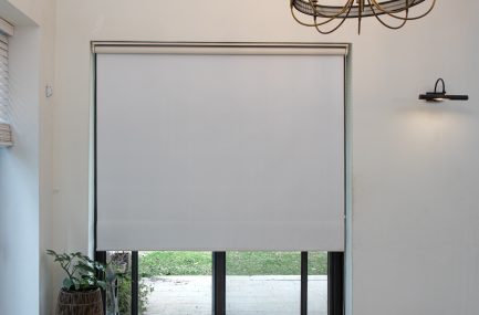 לא חייבים לבחור בשחור: האמת על בחירת וילון האפלה מושלם לבית