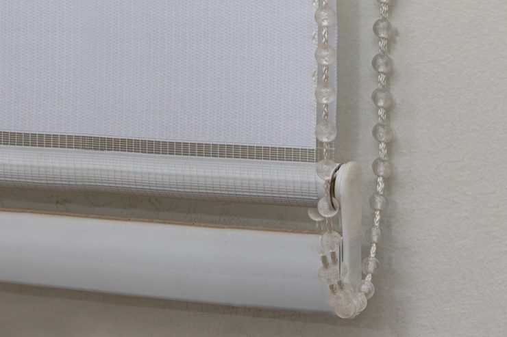 סוף לסנוור במסכים: איך בחירת וילונות למשרד משפרת את הפרודוקטיביות?